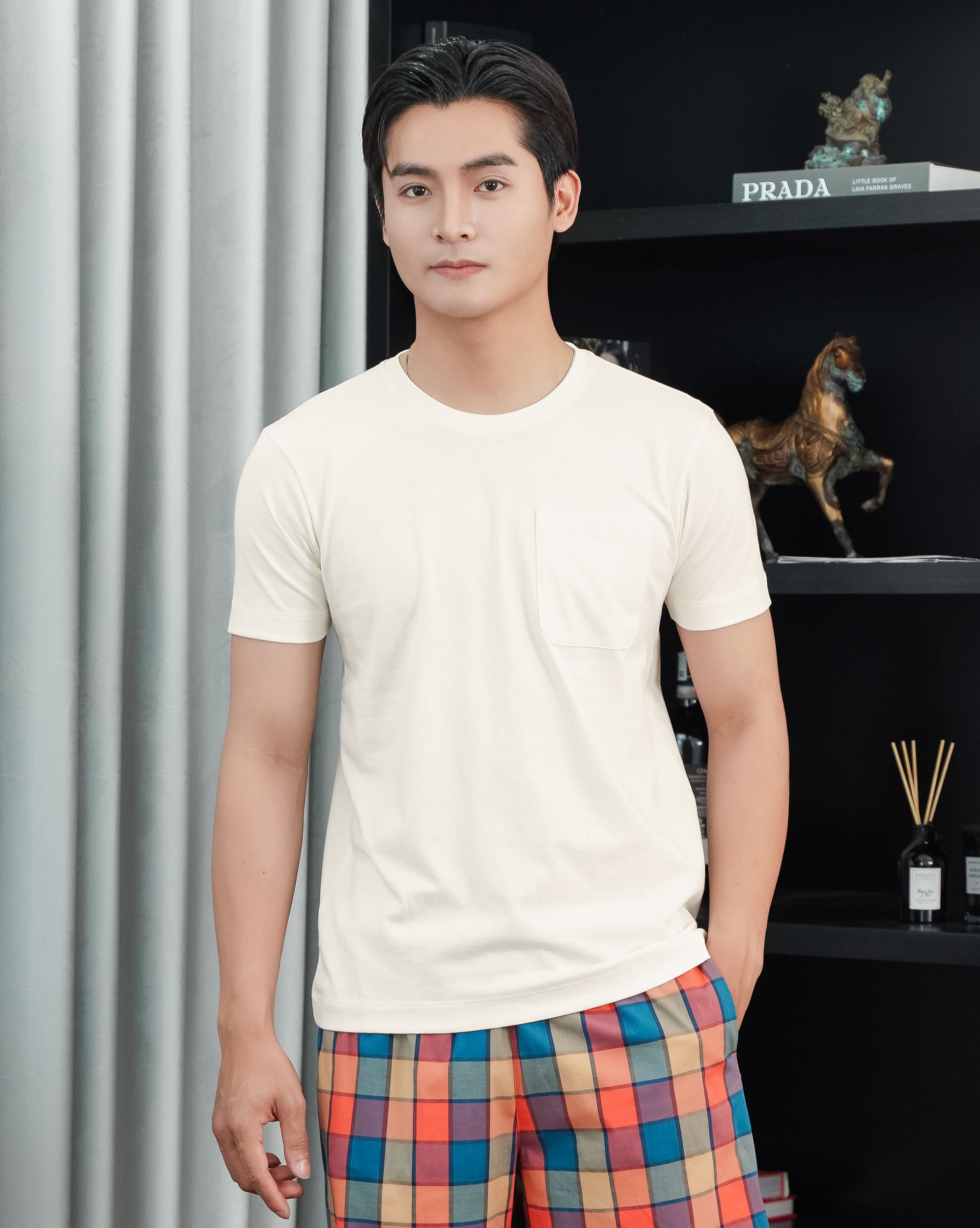 Áo thun nam trơn dáng có túi ngực màu ghi sáng 4001F