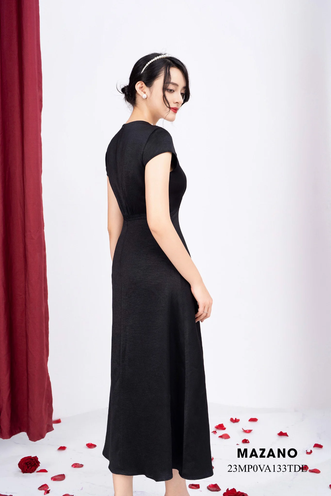 Đầm đen ôm chân rủ dài cổ U đính trang trí