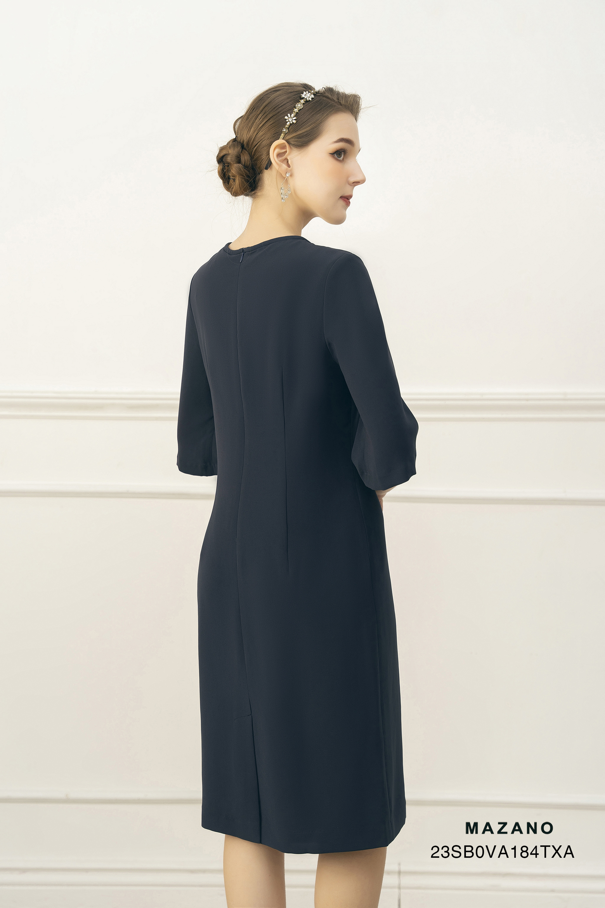 Đầm suông cổ khoét hình lá cách điệu