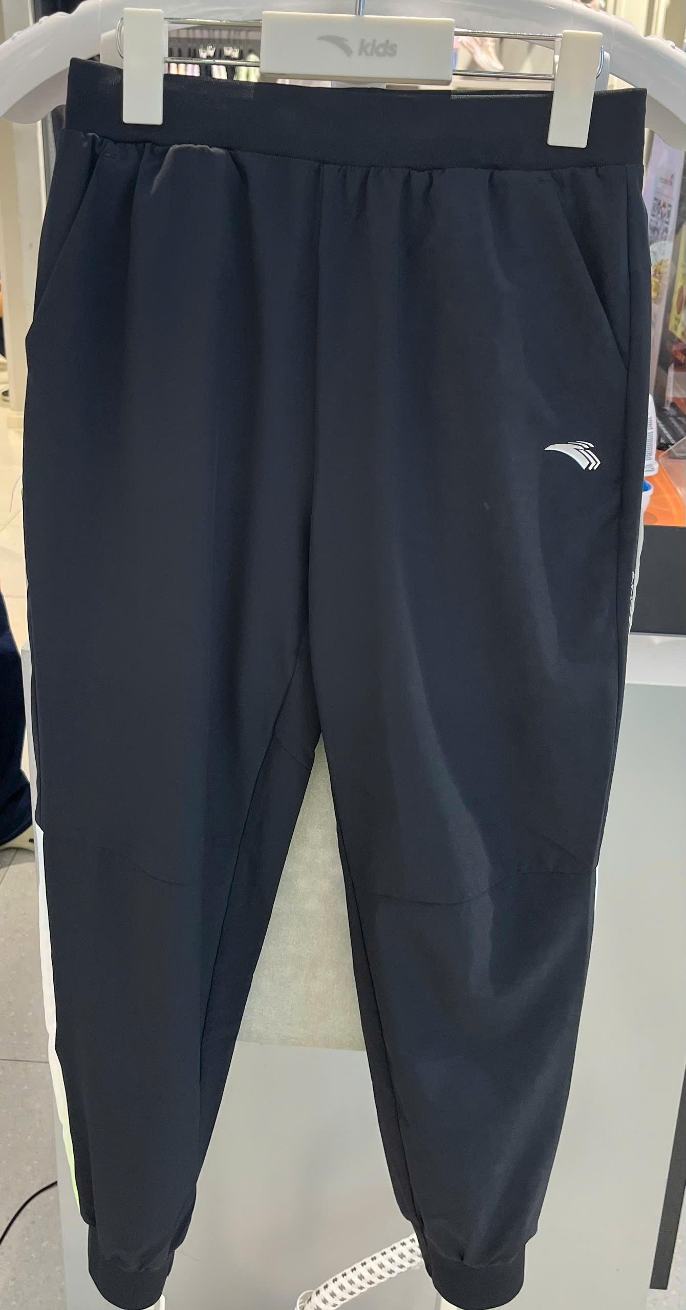 Quần Dài Thể Thao Bé Trai Anta Kids 3524B5505-1