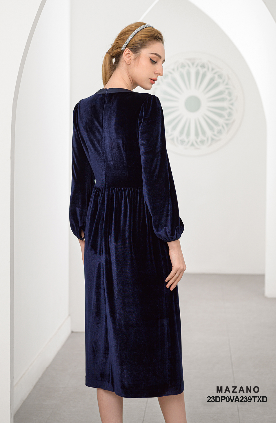 Đầm dự tiệc nhung xanh đen thân ôm chân rủ đính đá nơ ngực