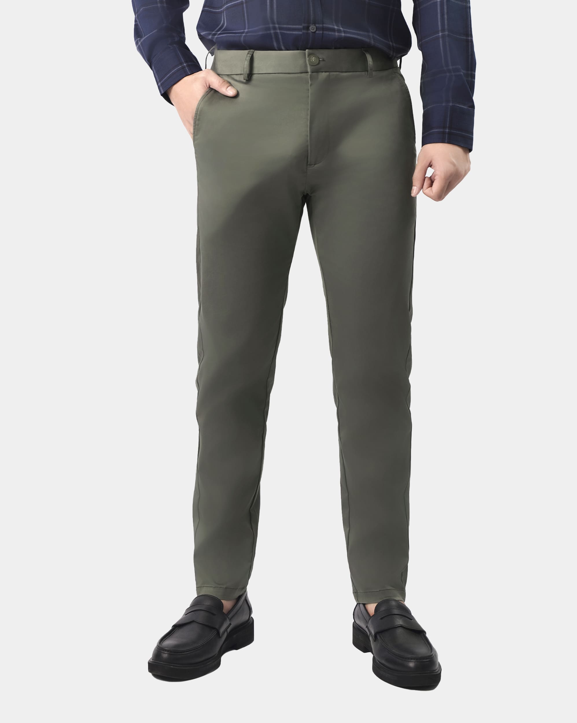 Quần kaki nam dáng carrot fit trơn xanh rêu nhạt 4001D