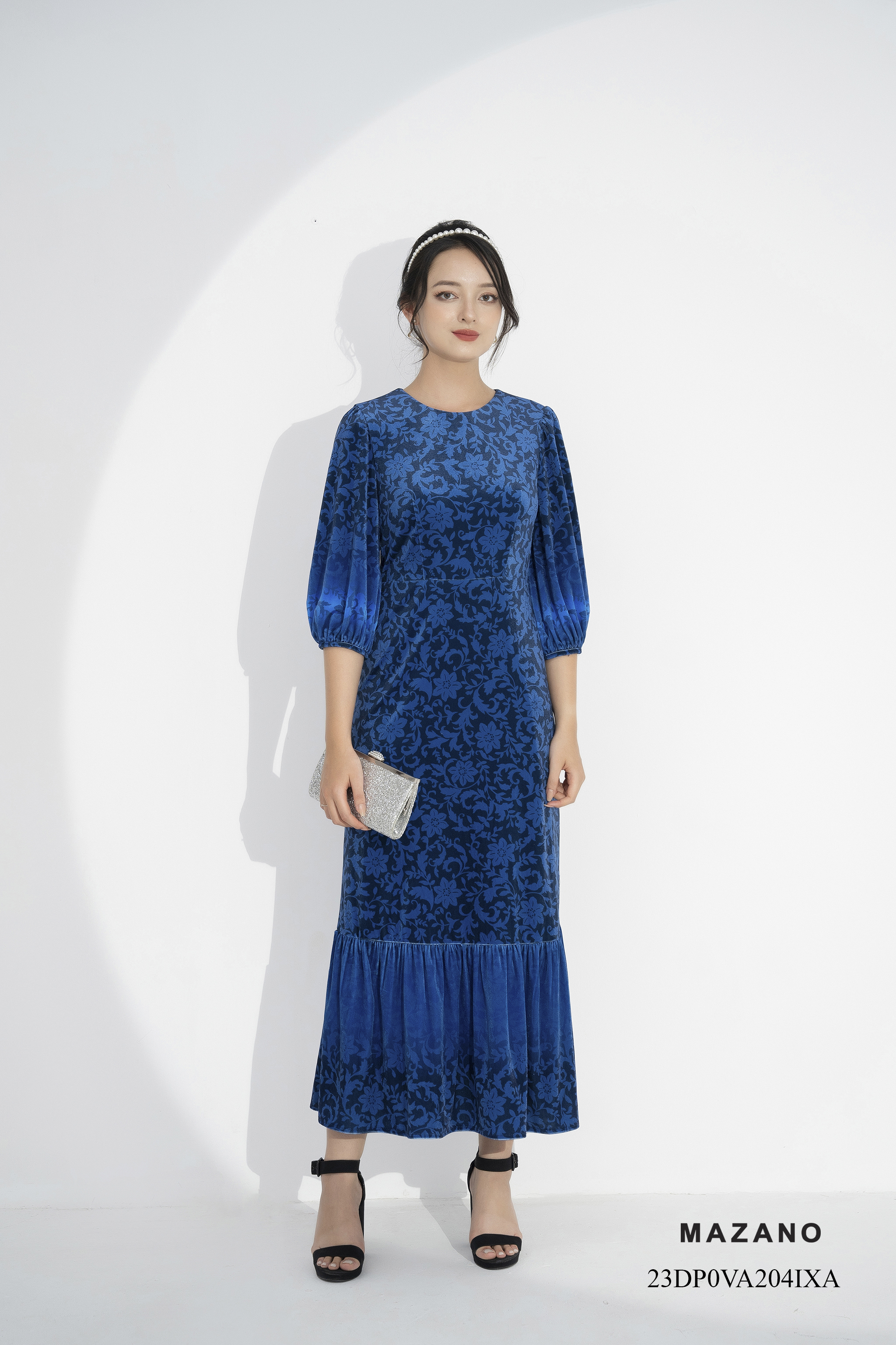 Đầm nhung ombre xanh hoạ tiết cách điệu chân rủ