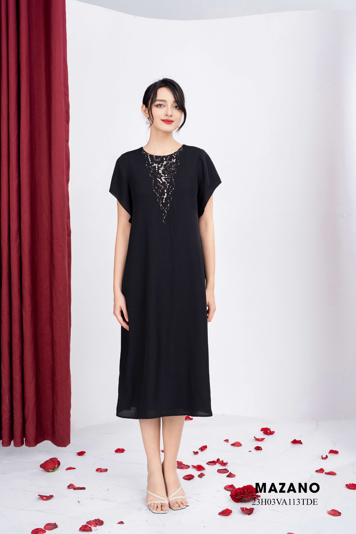 Đầm đen suông A dài phối ren đính trang trí