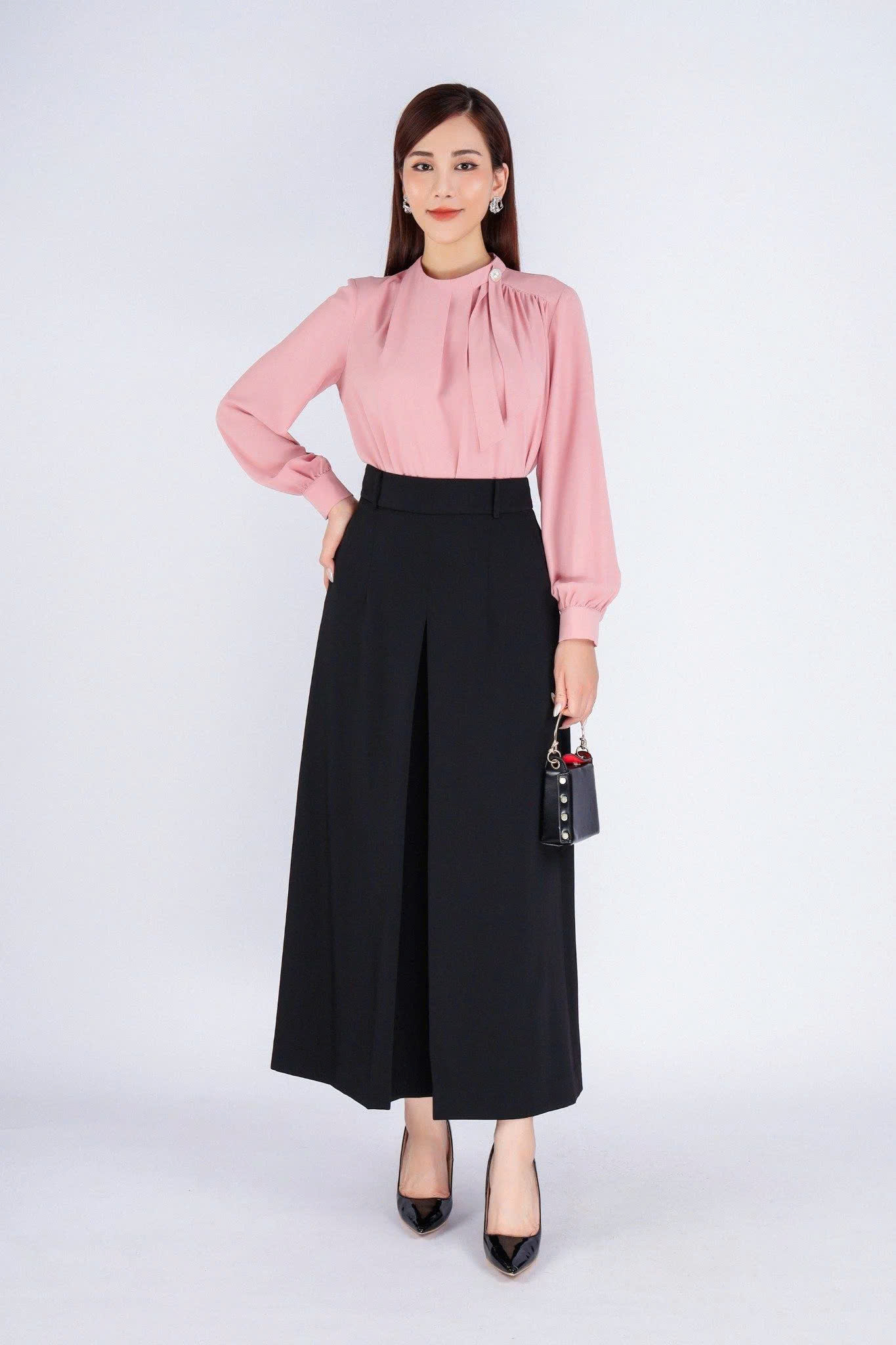 FAS53648 - Áo kiểu công sở vải tằm dáng suông cổ kiểu nhún đính khuy trang trí - PANTIO