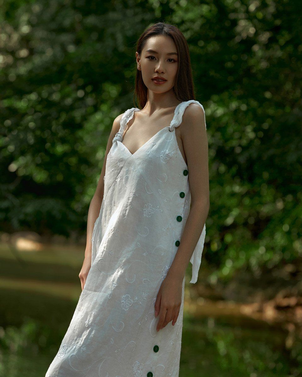 F2 FASHION & FREEDOM- Đầm cotton thêu hoa trắng nổi IN TO THE WOOD