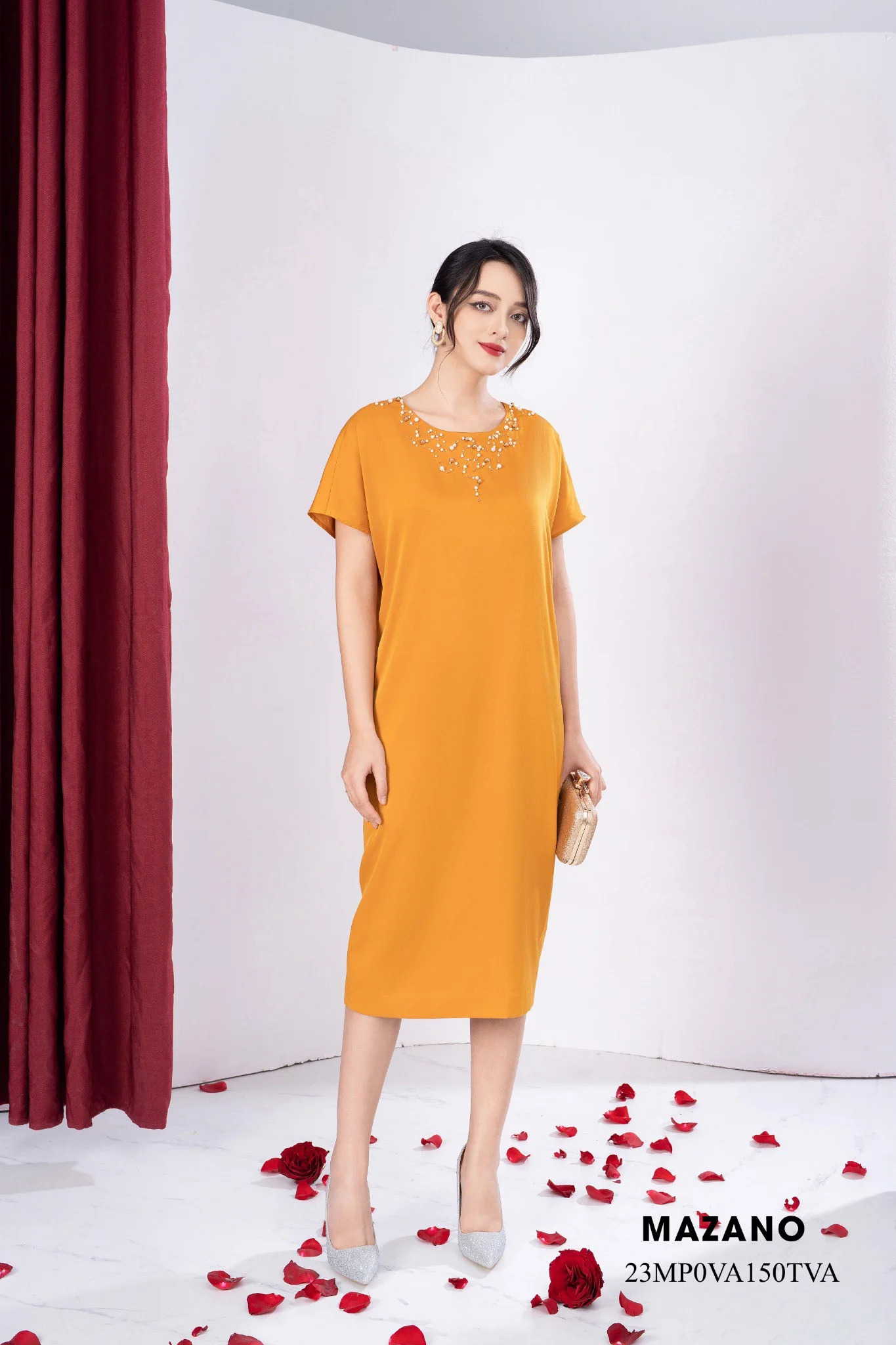 Đầm suông vàng cách điệu cổ đính trang trí