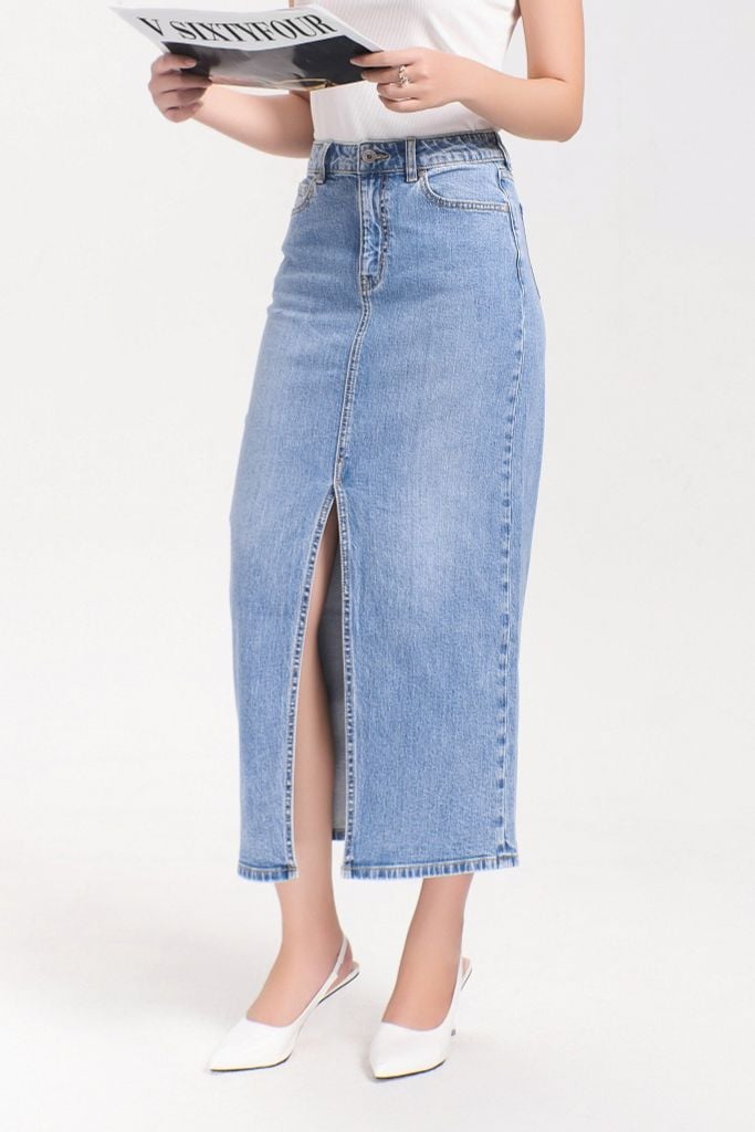 V-SIXTYFOUR - Chân Váy Denim Dáng Dài Xẻ Tà Trước Màu Xanh Sáng. Light Blue Long Denim Skirt with Front Slit