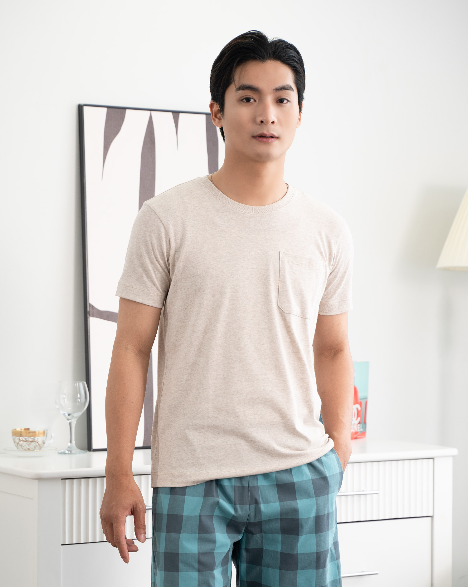 Áo thun nam trơn dáng có túi ngực màu be sữa 4001H