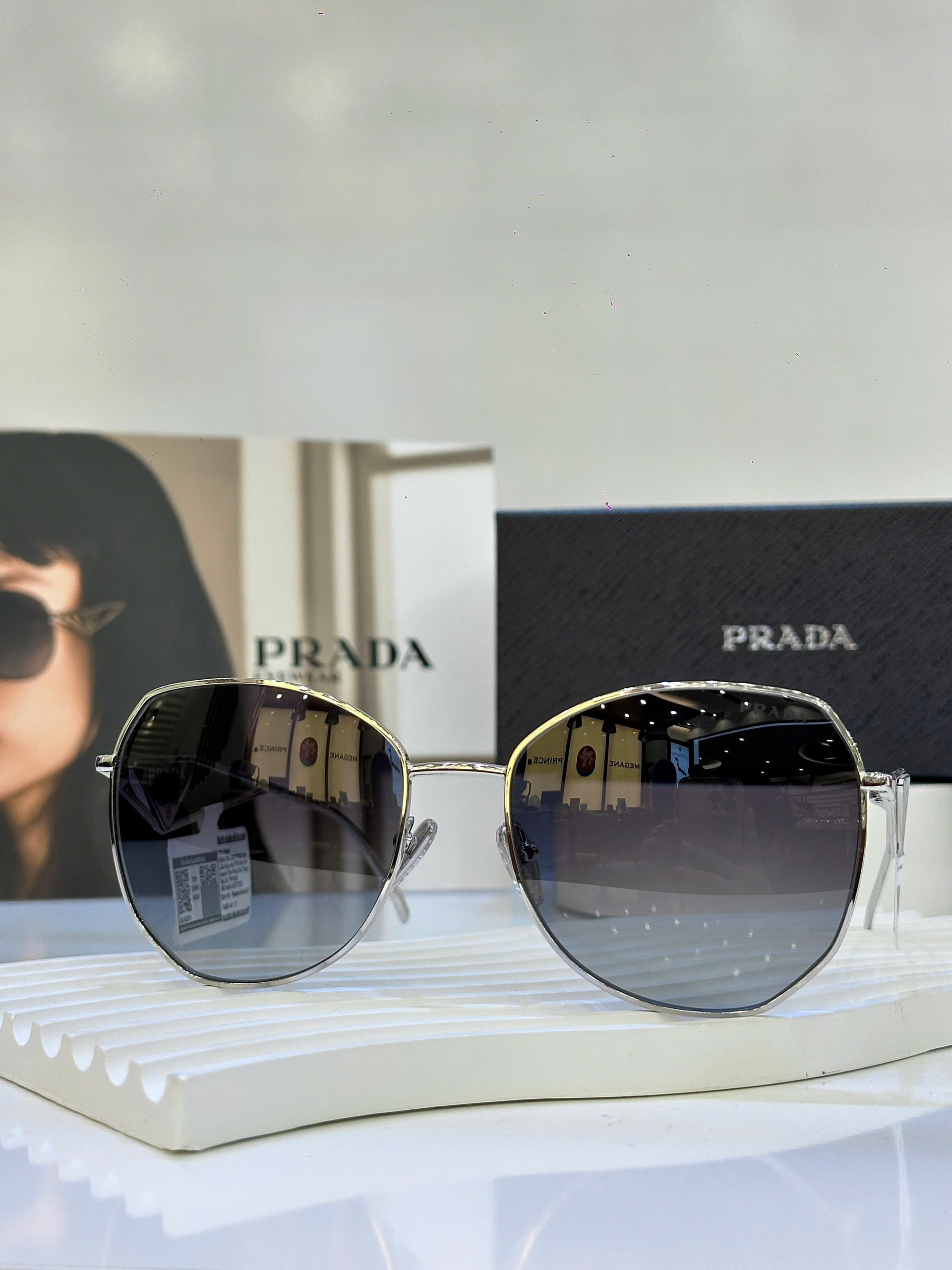 KÍNH MÁT PRADA