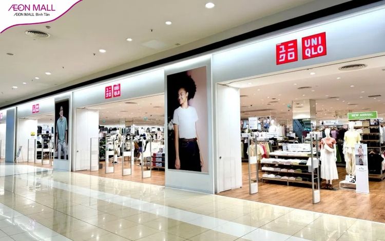 UNIQLO nổi bật với nhiều loại quần áo đa dạng, giá thành thích hợp với mọi đối tượng