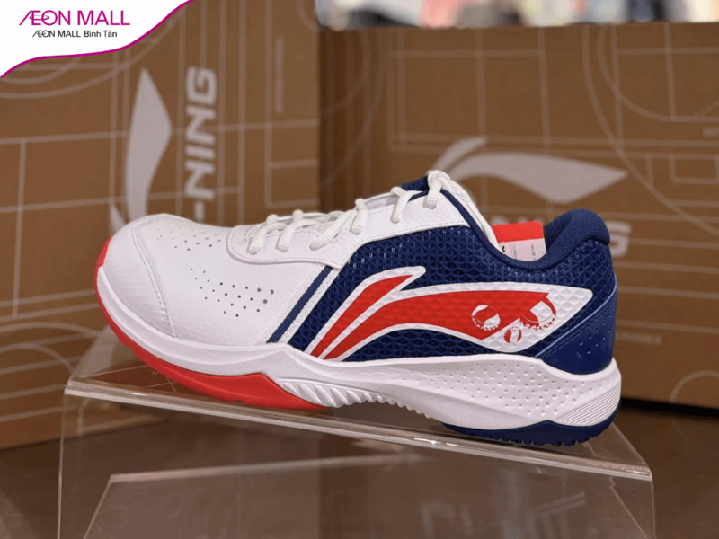 Li-Ning nổi tiếng với các sản phẩm thể thao dành cho người chơi cầu lông