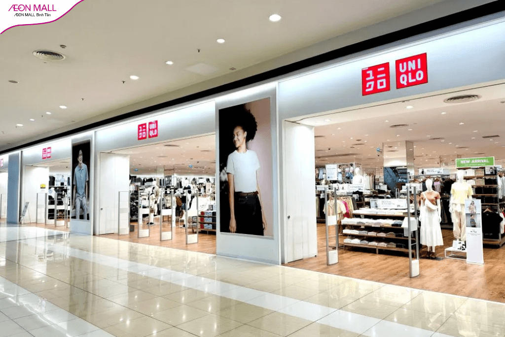 Chi nhánh Uniqlo AEON MALL Bình Tân thu hút khách hàng bởi không gian rộng rãi, bài trí bắt mắt