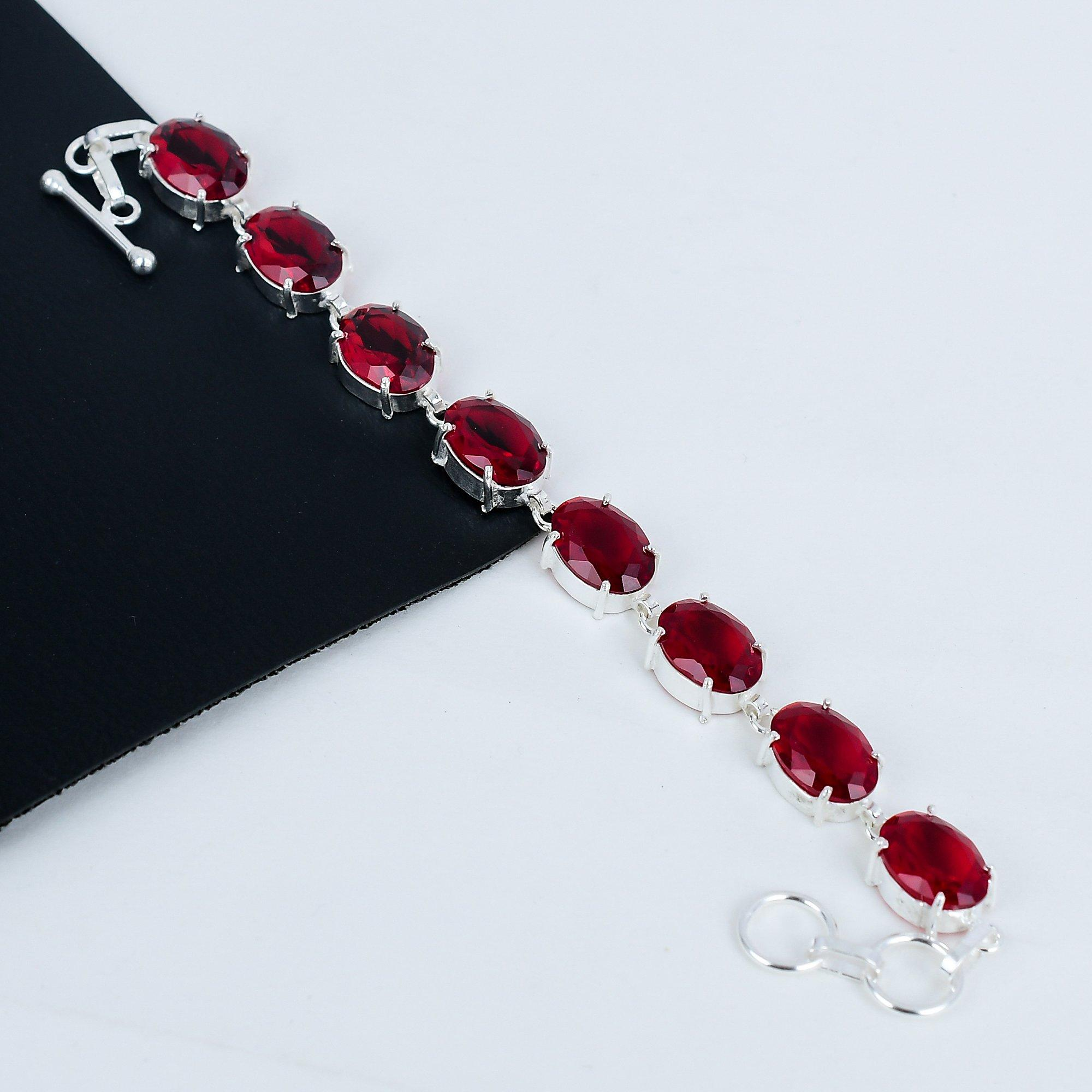 Người mệnh Kim nên tránh các màu thuộc hành Hỏa (Nguồn: Internet) Người mệnh Kim nên tránh các màu thuộc hành Hỏa (Nguồn: Internet)