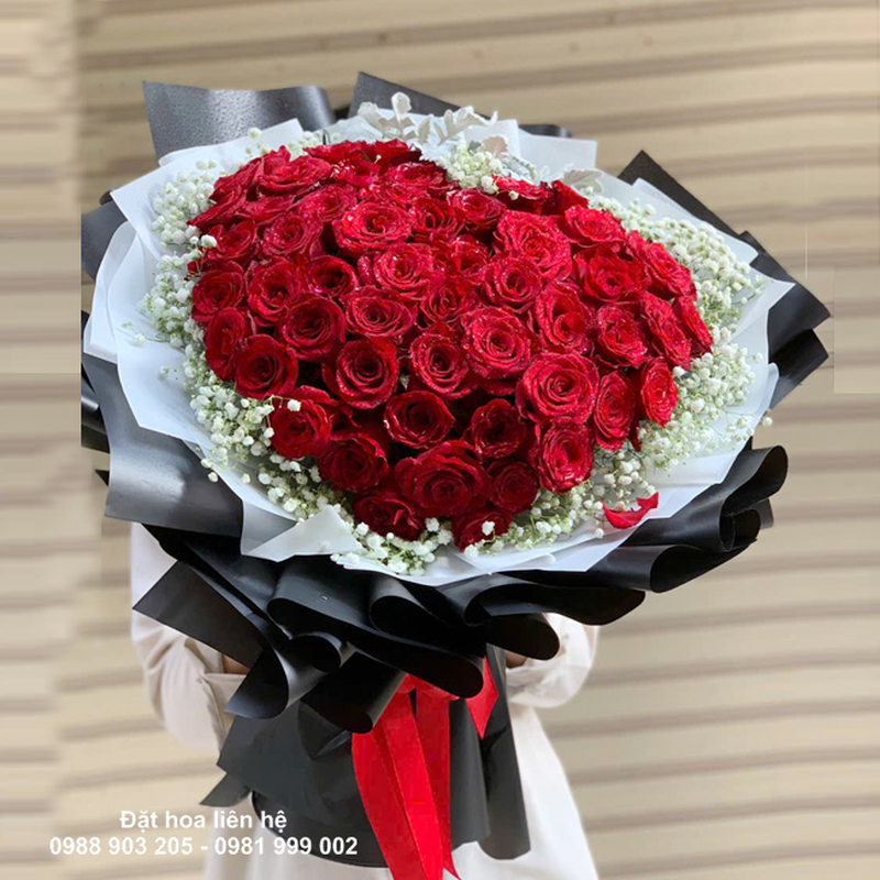 Bó hoa hồng đỏ điểm hoa trắng nhỏ mang phong cách sang trọng và nổi bật. (Nguồn: Internet)