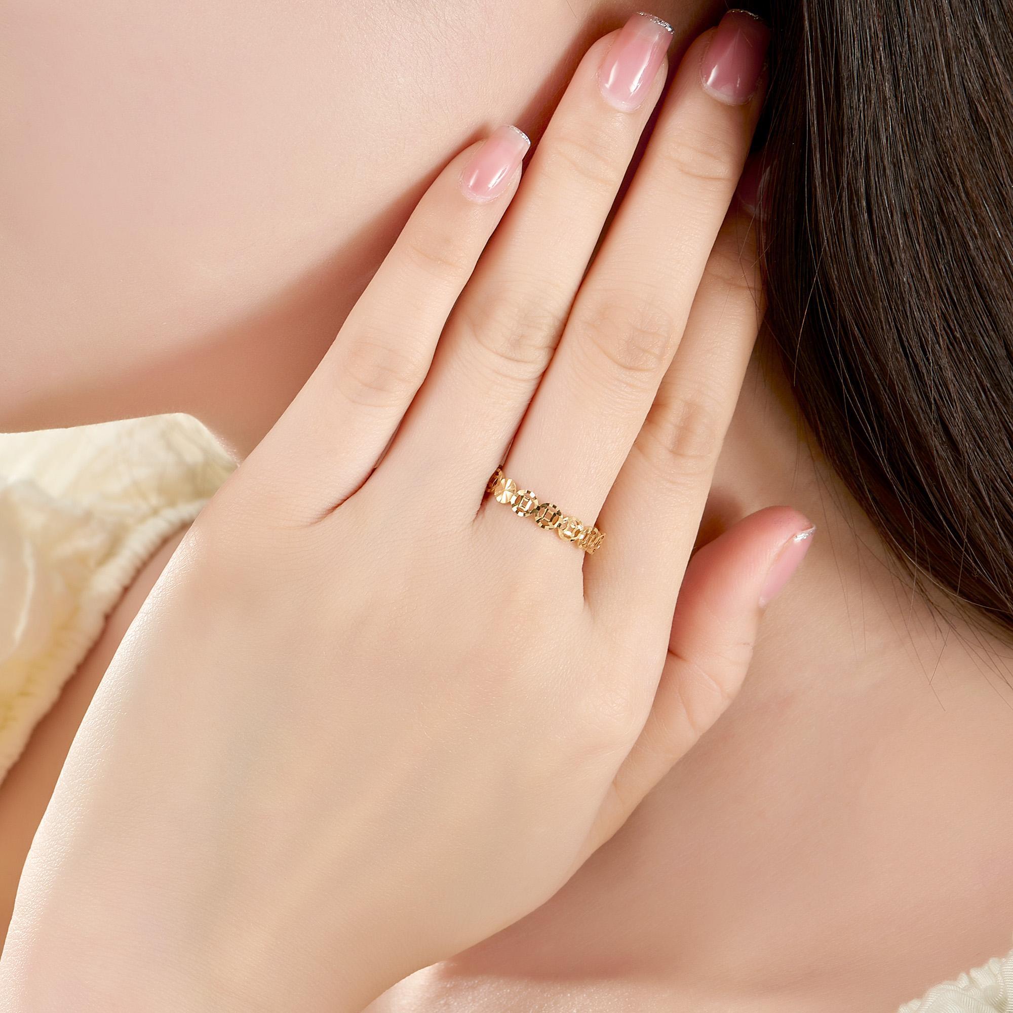 Nữ chọn đeo nhẫn kim tiền tay trái hay phải phụ thuộc vào nhiều yếu tố (Nguồn: Internet)