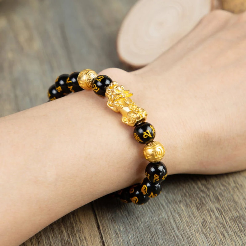 Bạn có thể thay đổi tay đeo vòng phong thủy tùy theo nhu cầu và tình huống (Nguồn: Internet)