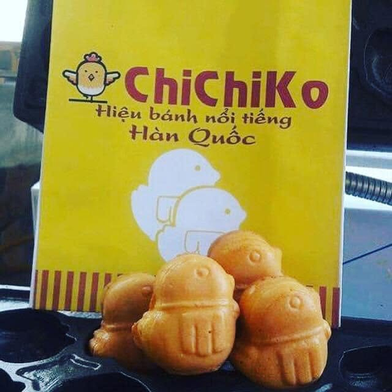 Bánh gà Chichiko gây chú ý với tạo hình gà con nhỏ xinh, thích hợp làm món ăn vặt hoặc mua mang về. (Nguồn: Internet)