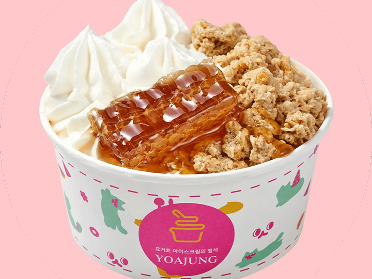 Lớp cốt kem dẻo mịn kết hợp cùng bánh mật tổ ong ngọt lịm là signature không thể bỏ lỡ tại Yoajung (Nguồn: Internet)
