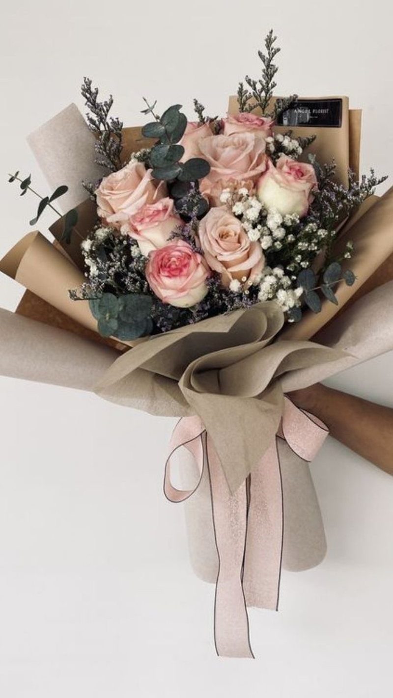 Bó hoa hồng màu kem và hồng pastel kết hợp lá xanh tạo cảm giác nhẹ nhàng, tinh tế. (Nguồn: Internet)