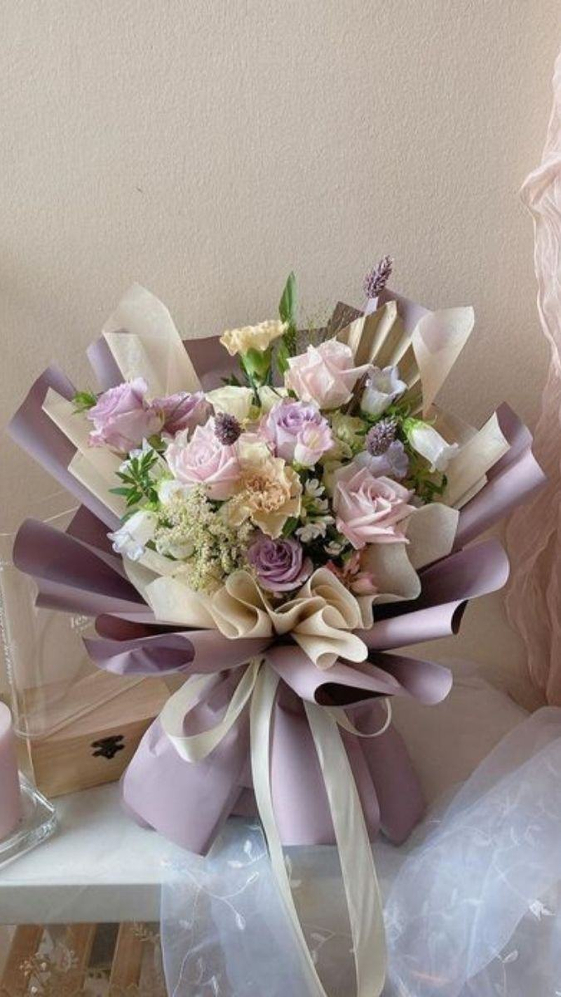 Bó hoa hồng hồng phối hoa trắng và lá xanh mang vẻ nhẹ nhàng, phù hợp dành tặng người yêu. (Nguồn: Internet)