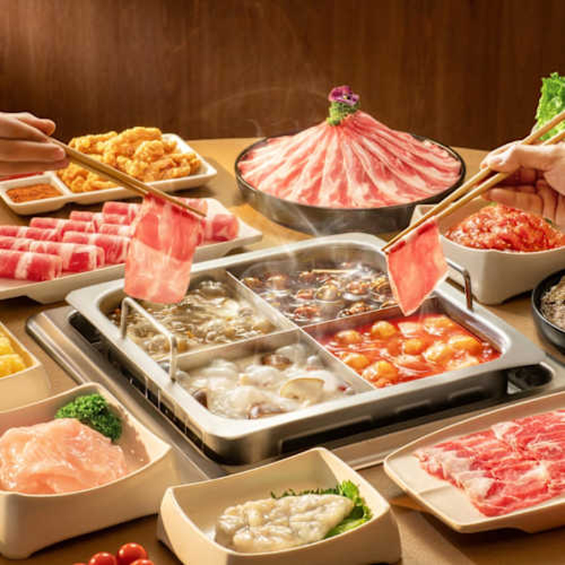Thực đơn lẩu gọn nhẹ với các món nhúng, rau nấm và đồ ăn kèm cho hai người. (Nguồn: Internet)