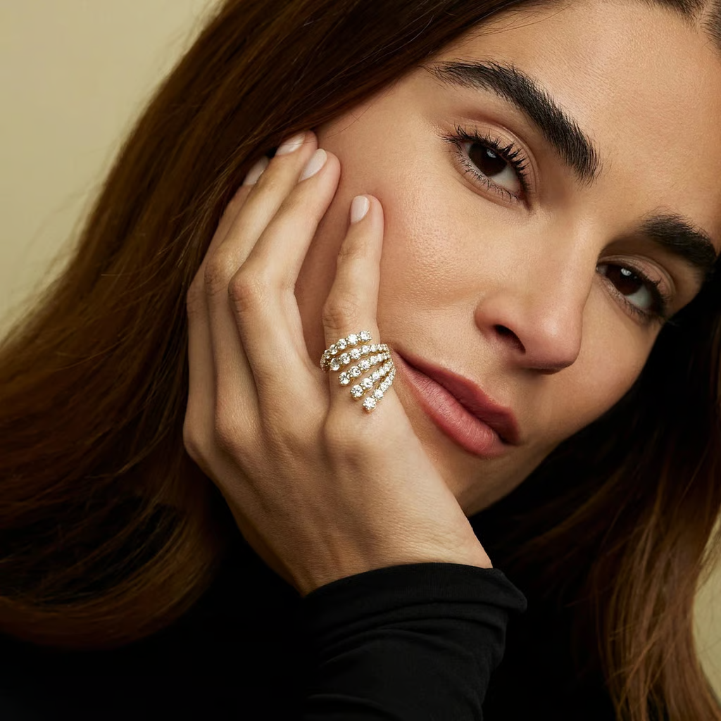 Đeo nhẫn ngón út mang ý nghĩa mong cầu về trí tuệ và sự giúp đỡ (Nguồn: Internet)