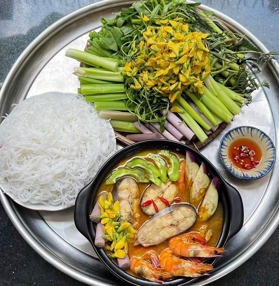 Lẩu mắm thường được ăn kèm với các loại rau đồng phong phú (Nguồn: Internet)