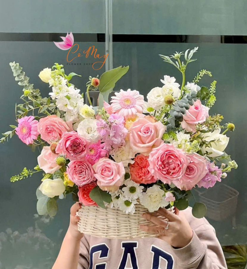 Giỏ hoa hồng và hoa đồng tiền phối sắc hồng, trắng tạo tổng thể tươi sáng, hiện đại. (Nguồn: Internet)