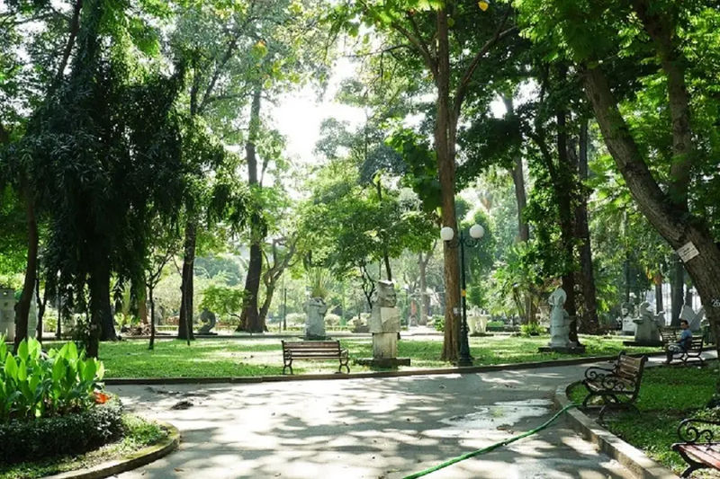 Không gian yên bình và rợp bóng cây xanh tại Công viên Tao Đàn.