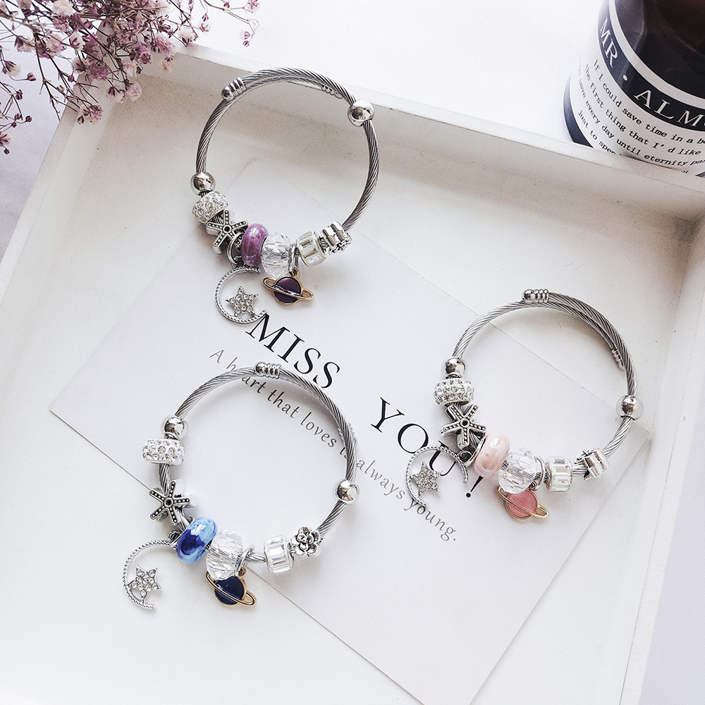 Ghé thăm các cửa hàng phong thủy cao cấp và trang sức uy tín để lựa chọn vòng đá phù hợp cung mệnh (Nguồn: Internet)