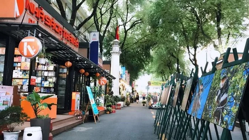 Du khách tham quan, đọc sách và chụp ảnh trên đường sách Nguyễn Văn Bình (Nguồn: Internet).