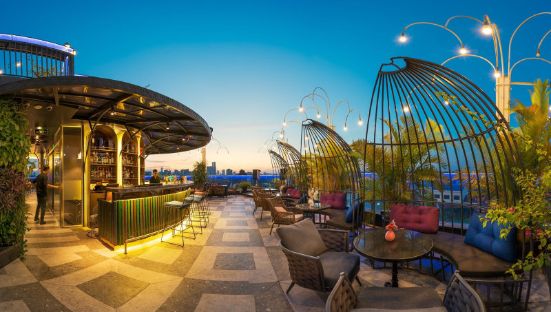 Rooftop Bar & Sky Lounge rực sáng lung linh vào buổi tối (Nguồn: Rooftop Bar & Sky Lounge rực sáng lung linh vào buổi tối (Nguồn: