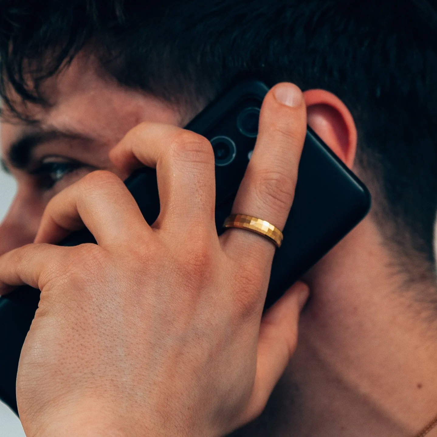 Đeo nhẫn ở ngón trỏ giúp nam giới tăng cường sự tự tin và quyết đoán (Nguồn: Internet) Đeo nhẫn ở ngón trỏ giúp nam giới tăng cường sự tự tin và quyết đoán (Nguồn: Internet)