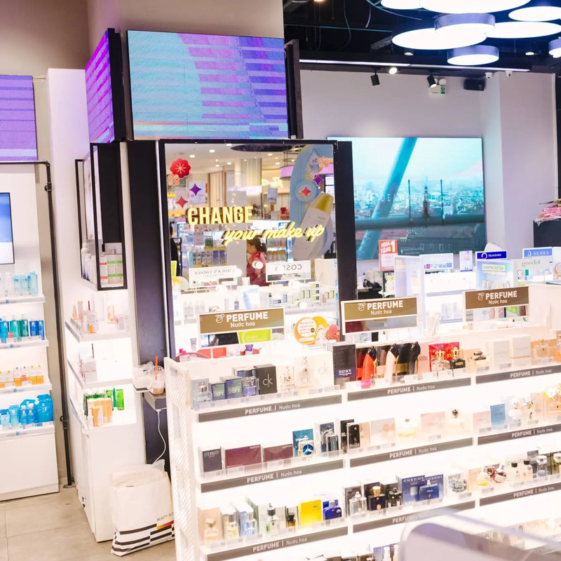 AEON MALL Tân Phú Celadon là điểm đến phù hợp để bạn chuẩn bị món quà ý nghĩa và tận hưởng những khoảnh khắc ấm áp bên người phụ nữ mình yêu thương.