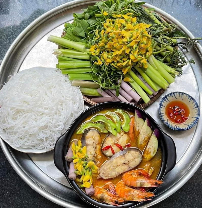 Lẩu mắm thường được ăn kèm với các loại rau đồng phong phú (Nguồn: Internet) Lẩu mắm thường được ăn kèm với các loại rau đồng phong phú (Nguồn: Internet)