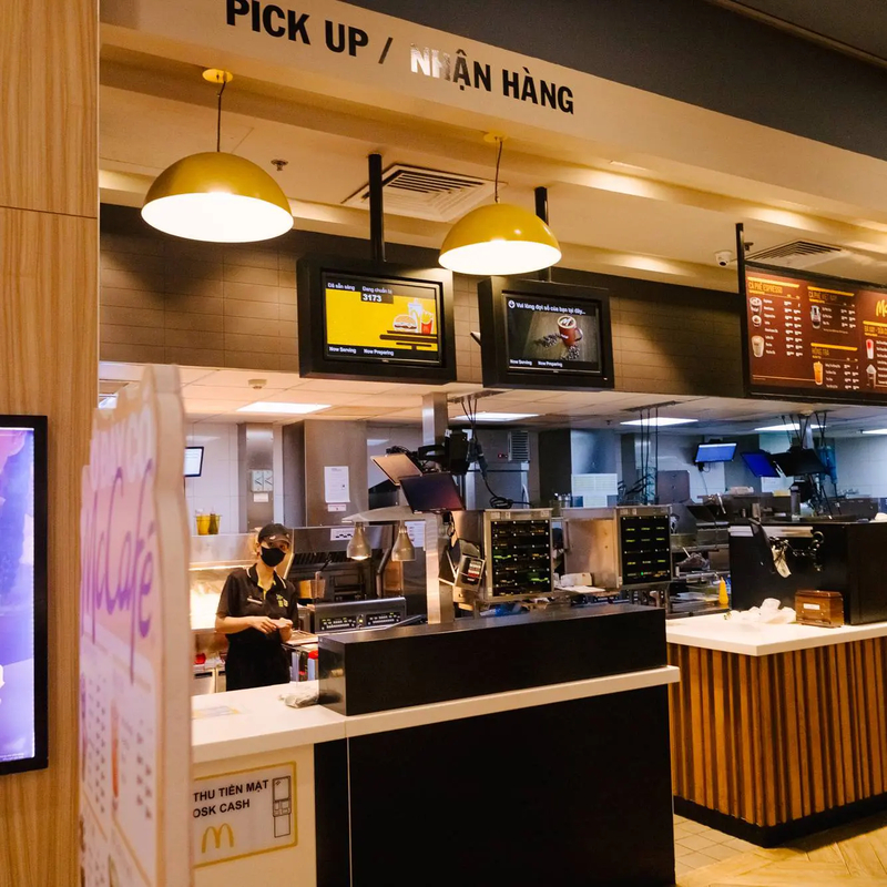 Thực khách có thể chọn burger, gà rán hoặc khoai tây chiên tại McDonald’s. (Nguồn: Internet)