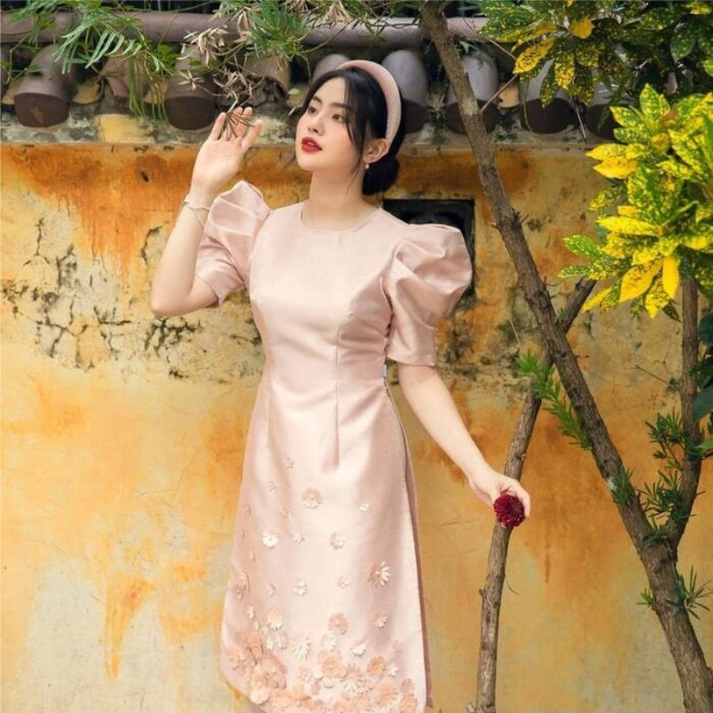 Tóc ngắn kết hợp băng đô mảnh phù hợp với nhiều kiểu áo dài khác nhau