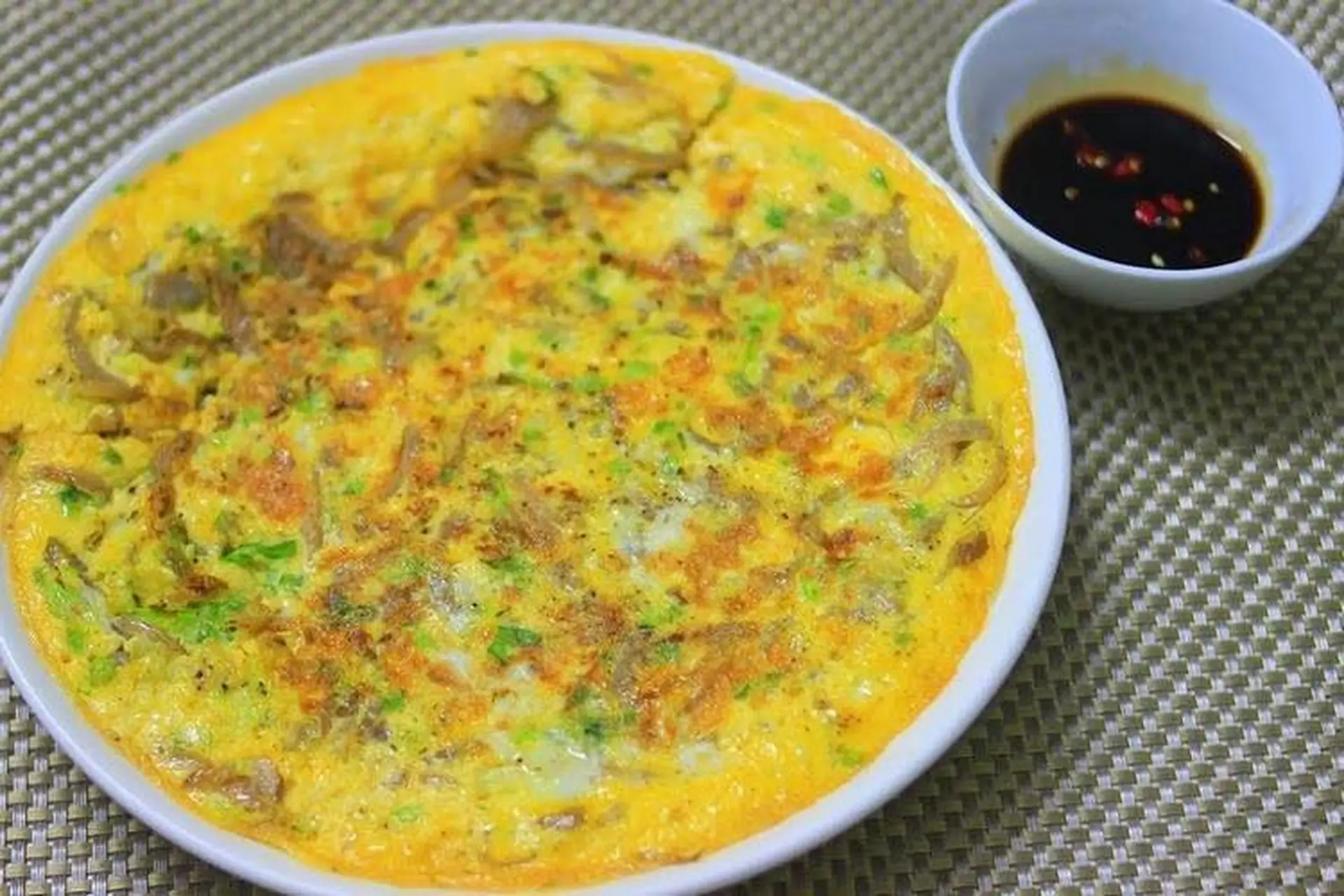 Bữa cơm chiều giản dị nhưng ấm áp với trứng chiên vàng ruộm và cá cơm kho tiêu cay nồng (Nguồn: Internet)