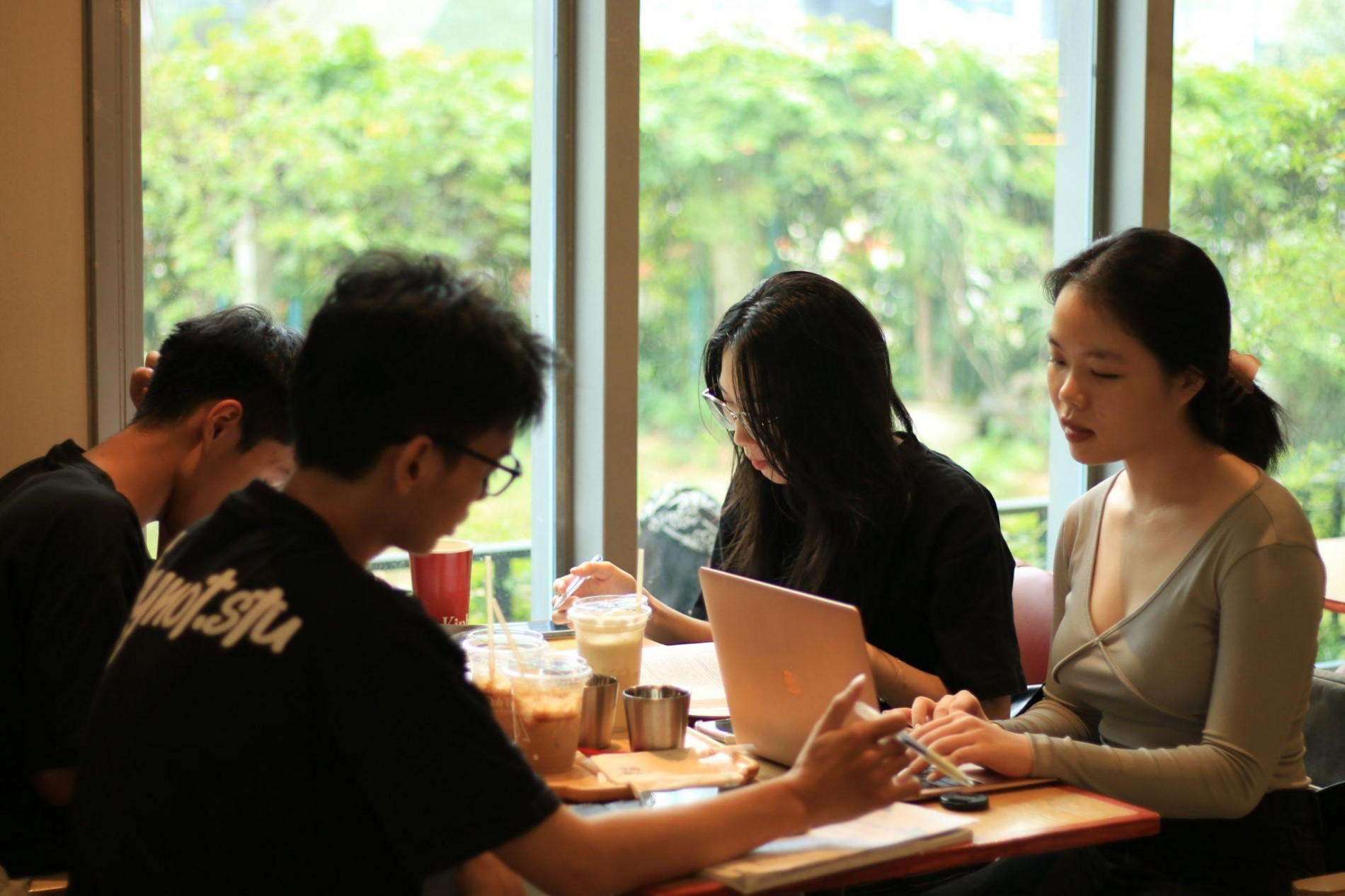 Phong cách công nghiệp mạnh mẽ tạo cảm hứng học tập tại Bamos Coffee (Nguồn: Internet) Phong cách công nghiệp mạnh mẽ tạo cảm hứng học tập tại Bamos Coffee (Nguồn: Internet)