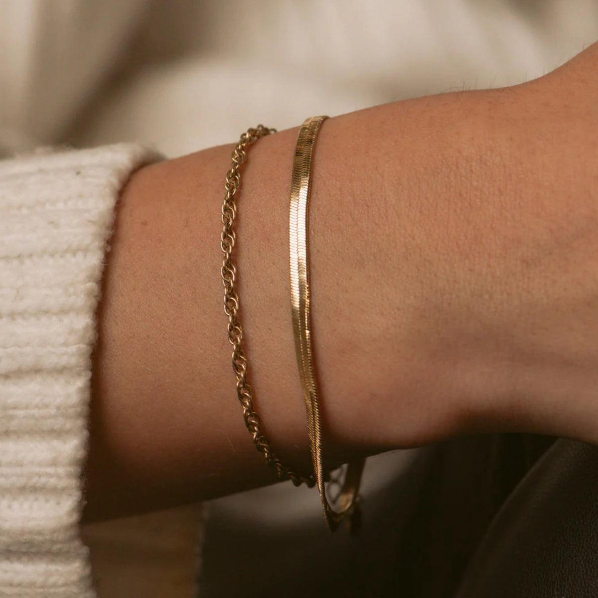 Dùng vòng tay có sẵn để xác định ni tay chính xác (Nguồn: Internet)