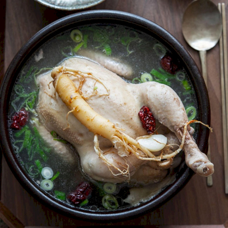 Samgyetang là món gà mái tơ hầm nguyên con với phần nhân nhồi gồm gạo nếp, táo tàu, hồng sâm cùng nhiều nguyên liệu bổ dưỡng khác