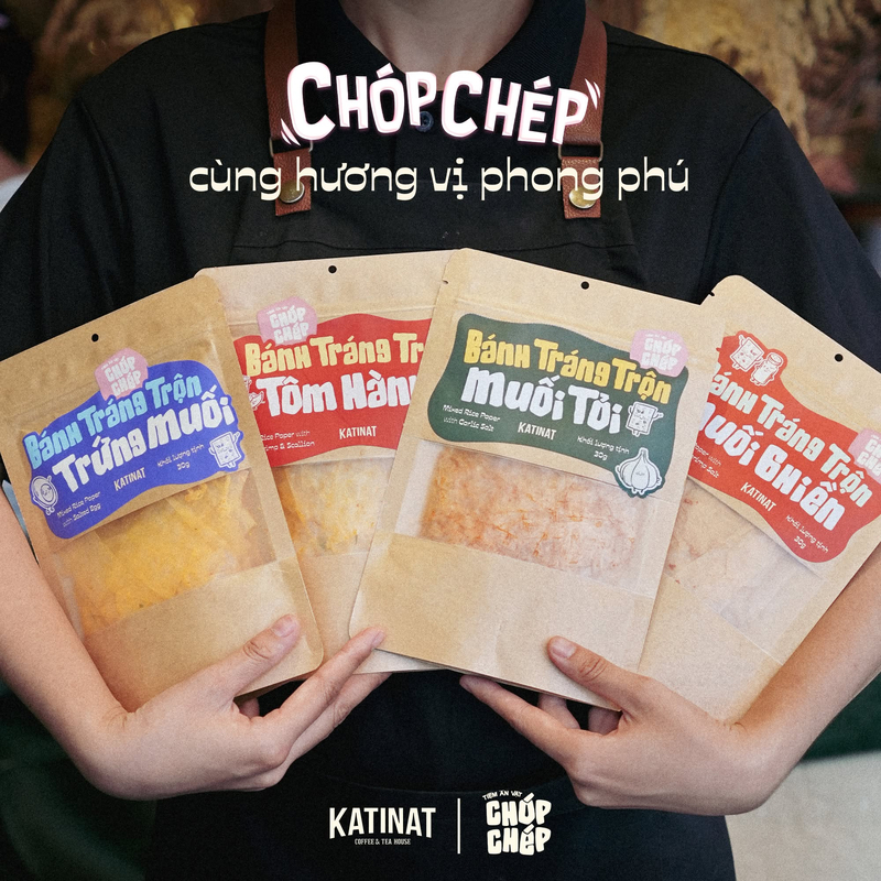 Khách hàng có thể nhâm nhi các món bánh tráng đậm đà, khô gà thơm cay và khô heo sấy tỏi hấp dẫn tại Tiệm ăn vặt Chóp Chép. (Nguồn: Internet) Khách hàng có thể nhâm nhi các món bánh tráng đậm đà, khô gà thơm cay và khô heo sấy tỏi hấp dẫn tại Tiệm ăn vặt Chóp Chép. (Nguồn: Internet)