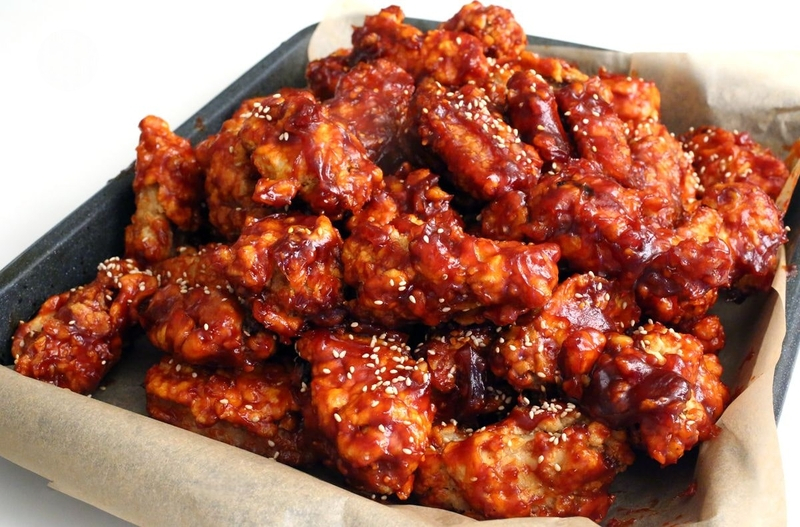 Hanuri's Korean fried chicken combines flavorful sauce with an appealing crispy exterior. (Source: Internet)