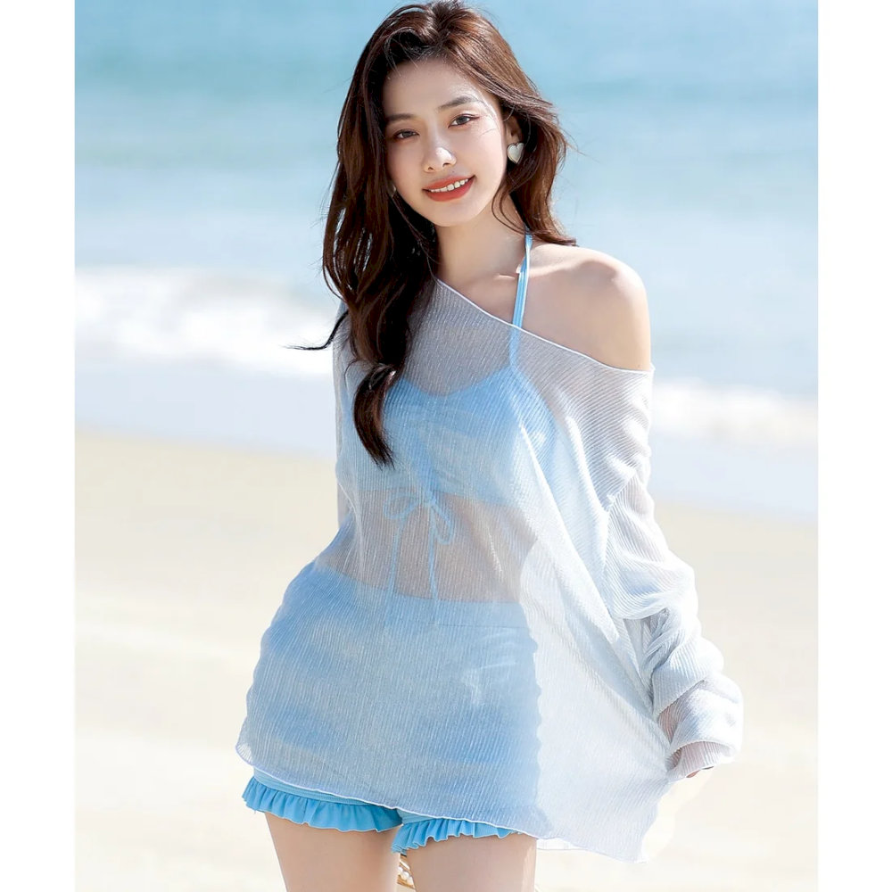 Áo lưới chất liệu dệt kim giúp tổng thể trang phục trở nên bí ẩn và cuốn hút (Nguồn: Internet)