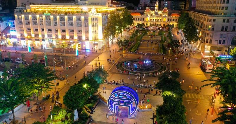 Không khí nhộn nhịp, hiện đại tại Phố đi bộ Nguyễn Huệ vào mỗi dịp cuối tuần.
