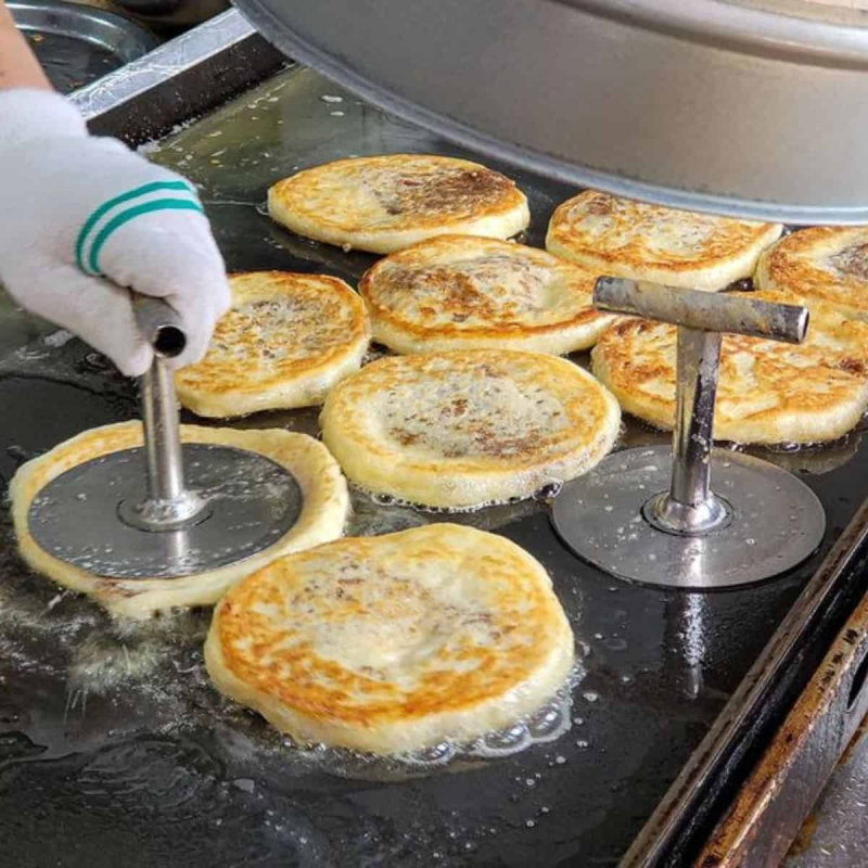 Bánh Hotteok sở hữu hỗn hợp quế, đường và hạt thơm bùi (Nguồn: Internet) Bánh Hotteok sở hữu hỗn hợp quế, đường và hạt thơm bùi (Nguồn: Internet)