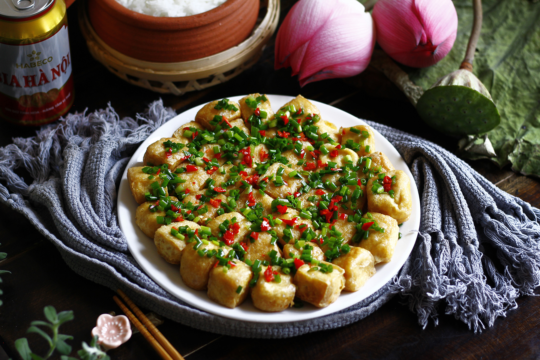 Bữa cơm thanh đạm, nhẹ bụng với đậu phụ hành phi vàng ươm và tô canh bầu tôm tươi ngọt lịm (Nguồn: Internet)