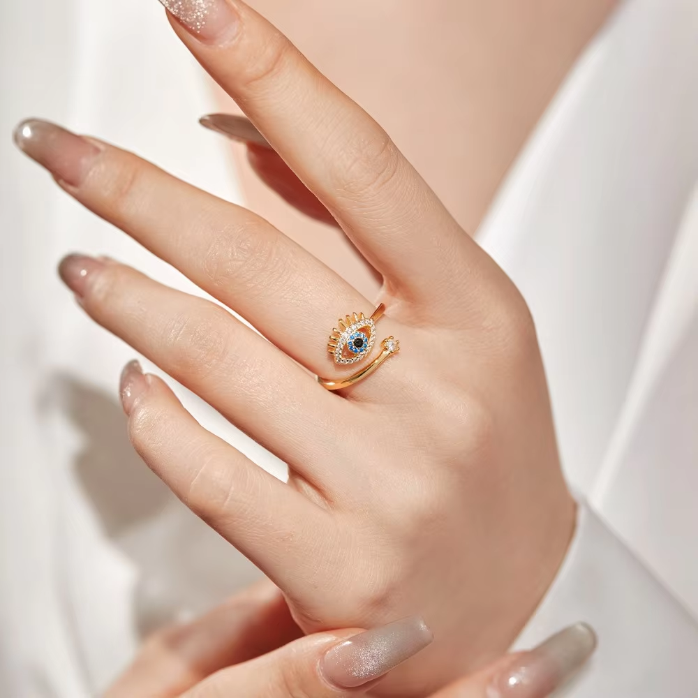 Đeo nhẫn ngón giữa với ý nghĩa duy trì hạnh phúc (Nguồn: Internet)