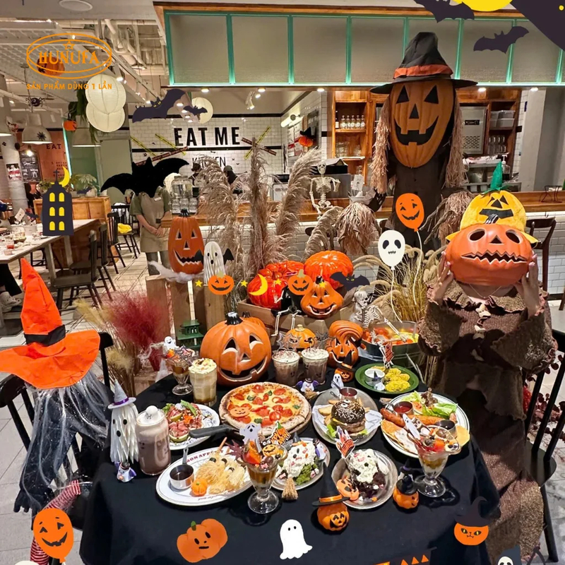 Khu pantry trở thành bàn tiệc Halloween với khăn trải bàn tối màu, bí ngô và món ăn theo chủ đề. (Nguồn: Internet)